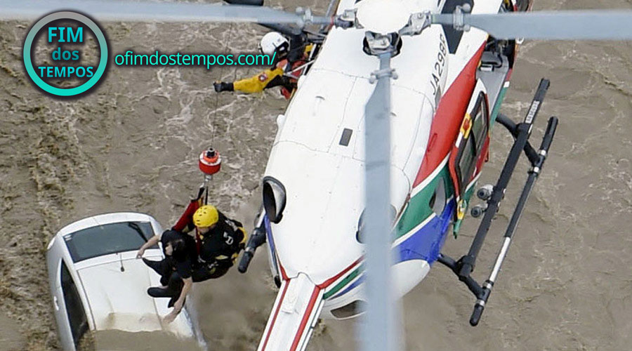 Mulher sendo resgatada por helicóptero em uma área inundada pelo rio Kinugawa, causado pelo tufão Etau, em Joso. Foto tirada por Kyodo em 10 de Setembro  de 2015. © Kyodo / Reuters