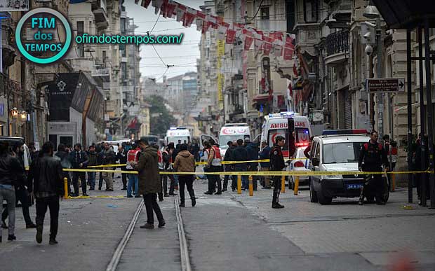 policiais-e-ambulancias-no-local-do-atentado-terrorista-na-turquia-imagem