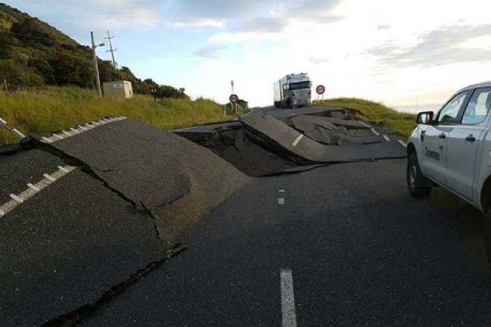 imagem-estrada-danificada-terremoto-nova-zelandia